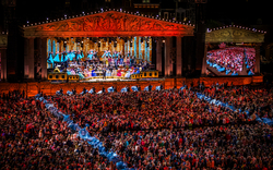 Konzert auf dem Vrijthof-Platz in Maastricht bei Nacht mit großer Menschenmenge.