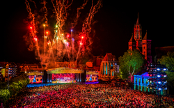 Konzert auf dem Vrijthof Maastricht mit buntem Feuerwerk am Nachthimmel.