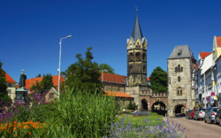 Historisches Stadtzentrum mit Kirche und Blumen im Vordergrund.