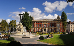 Postamt und Brunnen Muschelminna auf dem Postplatz in Görlitz, Sachsen, Deutschland.