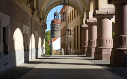 Blick durch die Hirschlauben Arkaden in Görlitz auf den Nikolaiturm.