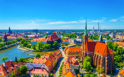 Stadtansicht von Wrocław mit Kathedrale und Fluss an einem sonnigen Tag.