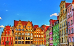 Bunte Altstadtgebäude unter klarem Himmel.
