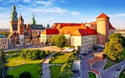 Blick auf das Schloss Wawel in Krakau bei sonnigem Wetter.