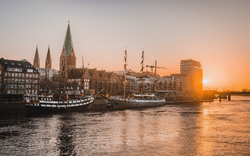 Blick auf Bremen mit der Weser im Sonnenuntergang.