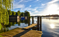 Bootshaus am Malchower See bei Sonnenuntergang in der Mecklenburgischen Seenplatte, Deutschland.
