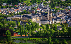 Luftaufnahme einer europäischen Stadt mit Kirche und historischen Gebäuden.