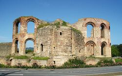 Ruinen der Kaiserthermen in Trier unter blauem Himmel.