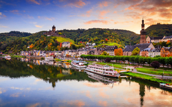 Cochem im Herbst an der Mosel mit Blick auf die Reichsburg und die Promenade.