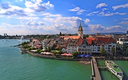 Altstadt am Bodensee mit Blick auf ein historisches Gebäude und Bootsanleger.