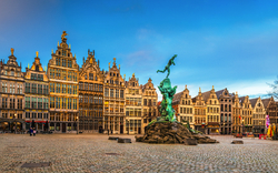 Großer Platz mit Brabobrunnen und historischen Fassaden in Antwerpen.