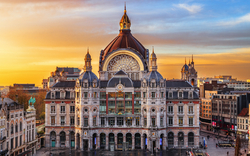 Belgisches Stadtbild mit dem Hauptbahnhof von Antwerpen bei Sonnenuntergang.