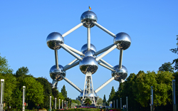 Wahrzeichen Atomium in Brüssel an einem sonnigen Tag mit blauem Himmel.