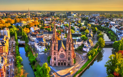 Kirche mit zwei Türmen in einer Stadtlandschaft, von oben fotografiert