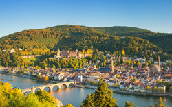 Panoramablick auf Heidelberg mit Schloss, Alter Brücke und Altstadt am Neckar.