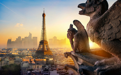 Eiffelturm mit Gargoyles im Vordergrund bei Sonnenuntergang