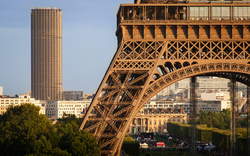Turm Eiffel und Turm Montparnasse in Paris, Frankreich, mit Blick auf die Seine.
