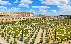 Barockgarten mit symmetrischen Hecken und einem zentralen Brunnen.