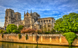 Gotische Kathedrale in Paris mit Wolkenhimmel im Hintergrund