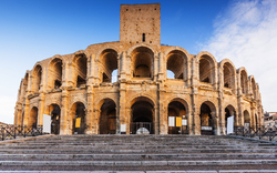 Römisches Amphitheater bei blauem Himmel, seitliche Ansicht von unten.