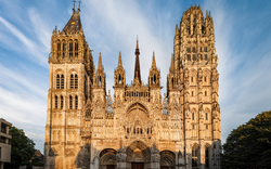 Fassade einer gotischen Kathedrale mit zwei Türmen bei Tageslicht