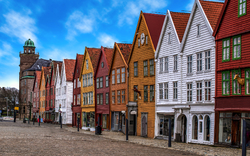 Bunte Holzhäuser der Tyske Brygge in Bergen, Norwegen, an der Südwestküste Skandinaviens.