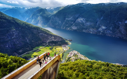 Aussichtsplattform über einem Fjord mit Blick auf eine Berglandschaft.