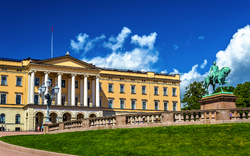 Königlicher Palast in Oslo mit Reiterstatue im Vordergrund.