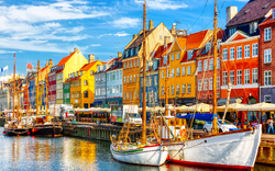 Bunte Gebäude und Boote am alten Hafen Nyhavn im Zentrum von Kopenhagen, Dänemark.