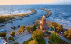 Hafen und Leuchtturm in Kolberg an der Ostseeküste im Herbst.
