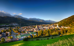 Idyllische Stadtansicht in Berglandschaft bei klarem Wetter.