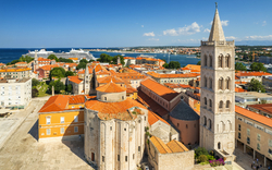 Stadtansicht von Zadar, Kroatien, mit Küste und historischer Kirche im Vordergrund.