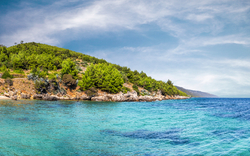 Panorama der dalmatinischen Küste in Kroatien mit weißen Kiesstränden und der Adria.