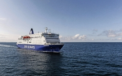 Fähre DFDS King Seaways auf offener See bei klarem Himmel und ruhiger Wasseroberfläche.