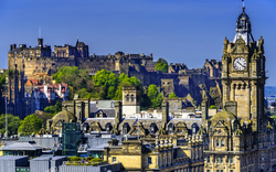 Panorama von Edinburgh mit Schloss und historischem Uhrturm.
