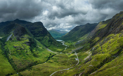 Luftbild des Tals Glen Coe in den schottischen Highlands mit der Panoramastraße A82.