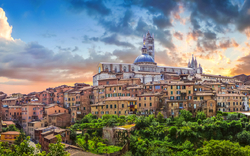 Panorama von Siena mit Kathedrale und Altstadt im Sonnenuntergang