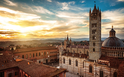 Kathedrale von Siena bei Sonnenuntergang mit umliegender Landschaft