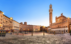 Panorama der Piazza del Campo in Siena bei Sonnenuntergang.