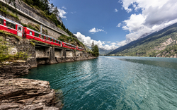 Der Bernina Express fährt entlang des Lago di Poschiavo.