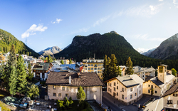Blick auf den Bergort Pontresina im Oberengadin, umgeben von den Alpen am Berninapass.