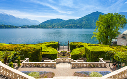 Terrasse mit Blick auf einen See und umliegende Berge bei klarem Himmel