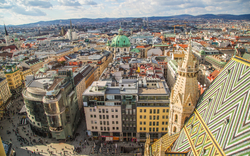 Panoramablick auf eine europäische Stadt mit einer Kuppelkirche und historischen Gebäuden.
