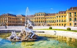 Springbrunnen vor Schloss Schönbrunn, Wien, bei sonnigem Wetter.