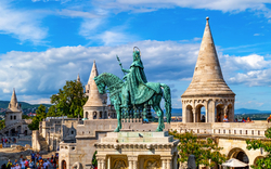 Bräutigam in Budapest bei der Fischerbastei mit Blick auf den verschneiten Fluss Donau
