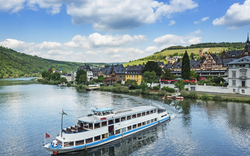 Ausflugsboot auf der Mosel vor der Stadt Traben-Trarbach in Rheinland-Pfalz, Deutschland.