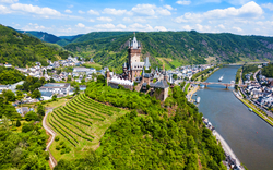 Luftaufnahme der Reichsburg Cochem an der Mosel mit umliegender Landschaft.
