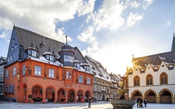 Altstadtplatz mit historischen Fachwerkhäusern und Sonnenschein im Winter.