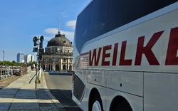 Nahaufnahme des hinteren Teils eines Reisebusses mit Aufschrift 