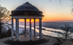 Pavillon bei Sonnenuntergang mit Blick auf einen Fluss.